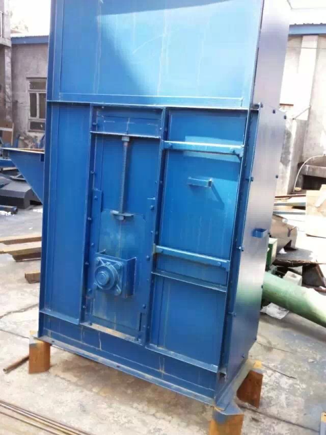 往復式提升機輸送物料質量不能大，粒度也不能大(z型連續往復式提升機)